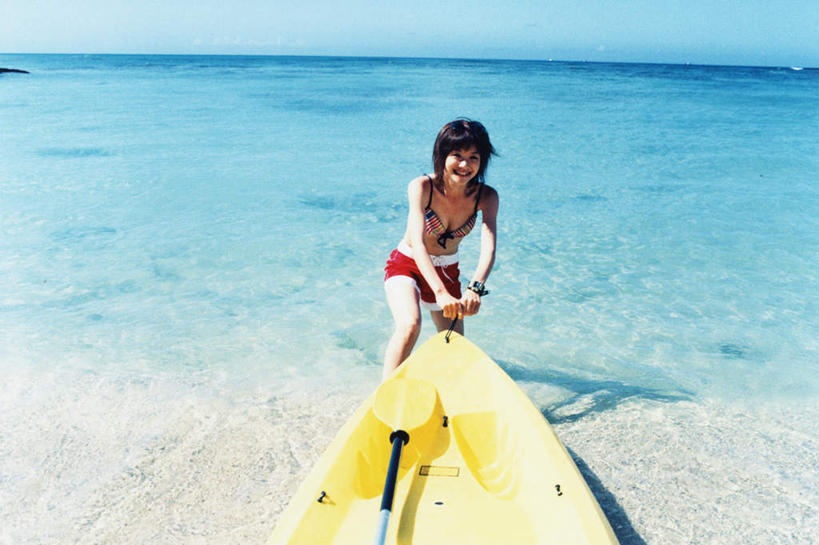 皮划艇,东方人,一个人,站,拉,笑,微笑,露齿笑,横图,室内,白天,正面,泳装,比基尼,旅游,度假,海浪,海洋,美景,沙滩,船,亚洲,仅一个年轻女性,仅一个女性,仅一个人,阴影,光线,沙子,影子,海岸,景观,浪花,沙地,注视,黄种人,娱乐,黄色,蓝色,蓝天,天空,阳光,自然,海水,交通工具,天,观察,看,站着,享受,休闲,景色,放松,晴朗,观看,察看,关注,自然风光,载具,海景,万里无云,年轻女性,女人,女性,亚洲人,大海,风浪,海,海水的波动,海滩,近岸浪,涌浪,晴空,晴空万里,站立,彩图,全身,三点式,泳衣