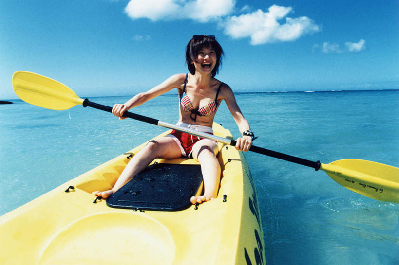 划船,皮划艇,东方人,一个人,坐,笑,微笑,露齿笑,横图,室内,白天,正面,泳装,比基尼,旅游,度假,海浪,海洋,美景,船,亚洲,仅一个年轻女性,仅一个女性,仅一个人,握,阴影,光线,船桨,影子,景观,浪花,云,云朵,拿,云彩,拿着,注视,黄种人,娱乐,黄色,蓝色,白云,蓝天,天空,阳光,自然,海水,交通工具,天,观察,看,享受,休闲,景色,放松,握着,晴朗,观看,察看,关注,自然风光,载具,海景,荡舟,年轻女性,女人,女性,亚洲人,大海,风浪,海,海水的波动,近岸浪,涌浪,晴空,坐着,彩图,全身,三点式,泳衣