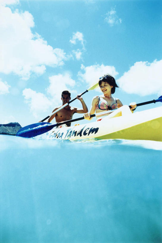 划船,皮划艇,东方人,两个人,坐,竖图,室内,白天,仰视,泳装,比基尼,爱情,旅游,度假,海浪,海洋,美景,船,亚洲,握,阴影,光线,英文,标志,船桨,文字,影子,字符,字母,景观,浪花,云,云朵,浪漫,拿,云彩,拿着,注视,黄种人,娱乐,标识,黄色,蓝色,黑色,白云,蓝天,天空,阳光,自然,海水,交通工具,天,观察,看,享受,休闲,温暖,温馨,景色,恩爱,放松,握着,恋人,晴朗,观看,英文字母,和睦,察看,关注,自然风光,载具,海景,荡舟,男人,男性,年轻男性,年轻女性,女人,女性,亚洲人,情侣,大海,风浪,海,海水的波动,近岸浪,涌浪,晴空,坐着,半身,彩图,低角度拍摄,三点式,泳衣,伴侣,融洽