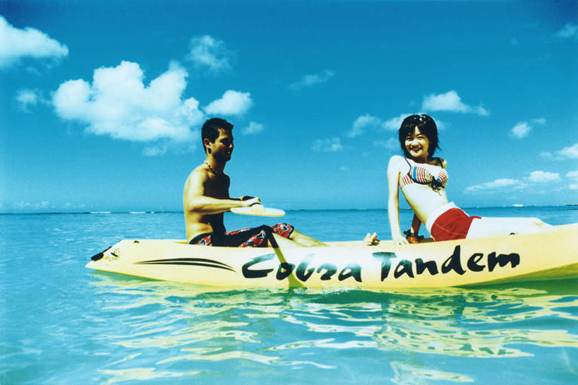 划船,皮划艇,东方人,两个人,坐,笑,微笑,露齿笑,横图,室内,白天,侧面,泳装,比基尼,爱情,旅游,度假,海浪,海洋,美景,船,亚洲,握,阴影,光线,英文,标志,船桨,文字,影子,字符,字母,景观,浪花,云,云朵,浪漫,拿,云彩,拿着,扭头,注视,黄种人,娱乐,标识,黄色,蓝色,黑色,白云,蓝天,天空,阳光,自然,海水,交通工具,天,观察,看,转头,享受,休闲,温暖,温馨,景色,恩爱,放松,握着,恋人,晴朗,观看,英文字母,和睦,察看,关注,自然风光,载具,海景,荡舟,男人,男性,年轻男性,年轻女性,女人,女性,亚洲人,情侣,大海,风浪,海,海水的波动,近岸浪,涌浪,晴空,坐着,半身,彩图,三点式,泳衣,伴侣,融洽