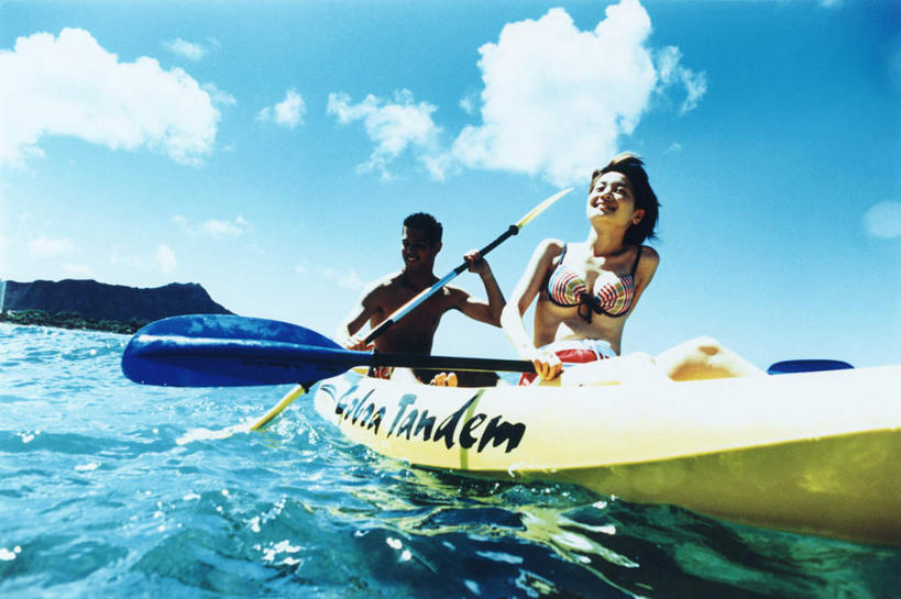 划船,皮划艇,东方人,两个人,坐,笑,微笑,露齿笑,横图,室内,白天,仰视,泳装,比基尼,爱情,旅游,度假,海浪,海洋,石头,美景,山,山脉,船,亚洲,握,阴影,光线,英文,标志,船桨,石子,文字,影子,字符,字母,景观,浪花,山顶,山峰,云,云朵,山峦,浪漫,拿,云彩,拿着,注视,黄种人,娱乐,标识,黄色,蓝色,黑色,白云,蓝天,天空,阳光,自然,海水,交通工具,群山,天,观察,看,享受,休闲,温暖,温馨,景色,恩爱,放松,握着,恋人,晴朗,观看,英文字母,和睦,察看,关注,自然风光,载具,海景,沉积岩,颠峰,极峰,荡舟,水成岩,男人,男性,年轻男性,年轻女性,女人,女性,亚洲人,情侣,大海,风浪,海,海水的波动,近岸浪,石块,岩石,涌浪,晴空,坐着,彩图,低角度拍摄,全身,三点式,泳衣,伴侣,融洽