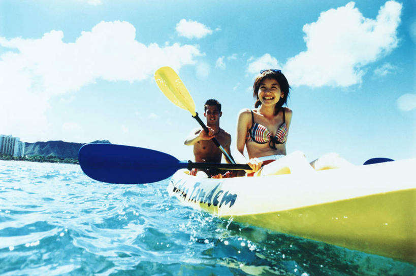 划船,皮划艇,东方人,两个人,坐,横图,室内,白天,仰视,泳装,比基尼,爱情,旅游,度假,海浪,海洋,石头,美景,山,山脉,船,亚洲,握,阴影,光线,英文,标志,船桨,石子,文字,影子,字符,字母,景观,浪花,山顶,山峰,云,云朵,山峦,浪漫,拿,云彩,拿着,注视,黄种人,娱乐,标识,黄色,蓝色,黑色,白云,蓝天,天空,阳光,自然,海水,交通工具,群山,天,观察,看,享受,休闲,温暖,温馨,景色,恩爱,放松,握着,恋人,晴朗,观看,英文字母,和睦,察看,关注,自然风光,载具,海景,沉积岩,颠峰,极峰,荡舟,水成岩,男人,男性,年轻男性,年轻女性,女人,女性,亚洲人,情侣,大海,风浪,海,海水的波动,近岸浪,石块,岩石,涌浪,晴空,坐着,彩图,低角度拍摄,全身,三点式,泳衣,伴侣,融洽