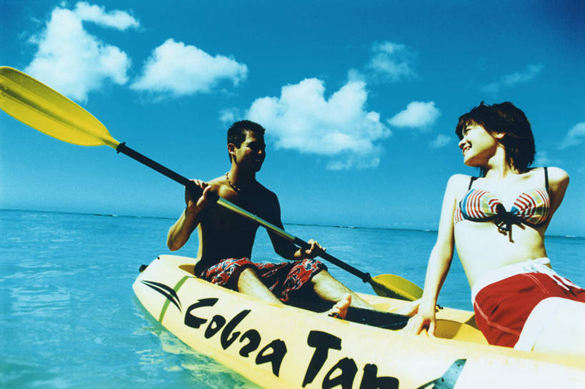 皮划艇,东方人,两个人,坐,笑,微笑,露齿笑,横图,室内,白天,正面,泳装,比基尼,爱情,旅游,度假,海浪,海洋,美景,船,亚洲,握,阴影,光线,英文,标志,船桨,文字,影子,字符,字母,景观,浪花,云,云朵,浪漫,拿,云彩,拿着,扭头,注视,黄种人,娱乐,标识,黄色,蓝色,黑色,白云,蓝天,天空,阳光,自然,海水,交通工具,天,观察,看,转头,享受,休闲,温暖,温馨,景色,恩爱,放松,握着,恋人,晴朗,观看,英文字母,和睦,察看,关注,自然风光,载具,海景,男人,男性,年轻男性,年轻女性,女人,女性,亚洲人,情侣,大海,风浪,海,海水的波动,近岸浪,涌浪,晴空,坐着,半身,彩图,三点式,泳衣,伴侣,融洽