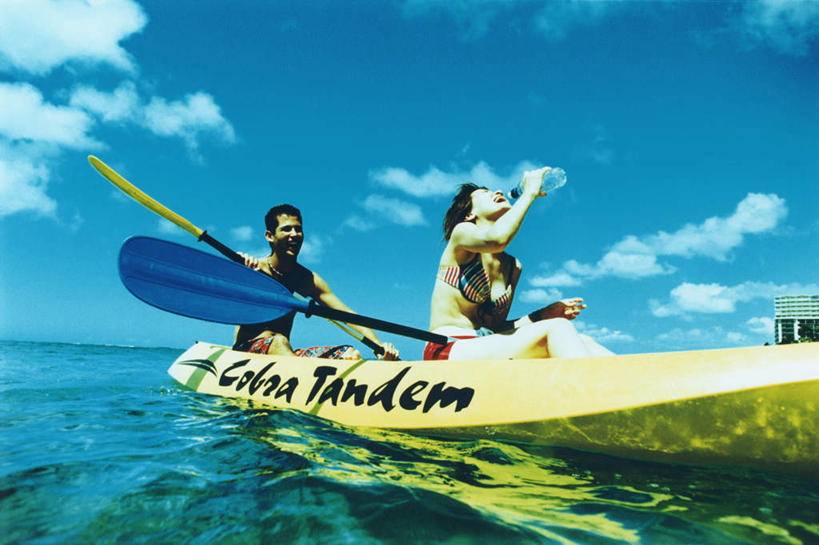 皮划艇,东方人,两个人,坐,笑,微笑,露齿笑,横图,室内,白天,仰视,泳装,比基尼,爱情,旅游,度假,海浪,海洋,美景,水,船,亚洲,喝,握,阴影,光线,英文,标志,船桨,文字,液体,影子,字符,字母,景观,浪花,云,云朵,浪漫,拿,云彩,拿着,注视,黄种人,娱乐,饮用水,标识,黄色,蓝色,黑色,白云,蓝天,天空,阳光,自然,海水,瓶子,塑料制品,交通工具,矿泉水,天,观察,看,享受,休闲,温暖,温馨,塑料瓶,景色,恩爱,放松,握着,恋人,晴朗,观看,英文字母,和睦,察看,关注,自然风光,载具,海景,蒸馏水,男人,男性,年轻男性,年轻女性,女人,女性,亚洲人,情侣,大海,风浪,海,海水的波动,近岸浪,涌浪,晴空,抬头,仰头,坐着,彩图,低角度拍摄,全身,三点式,泳衣,伴侣,融洽