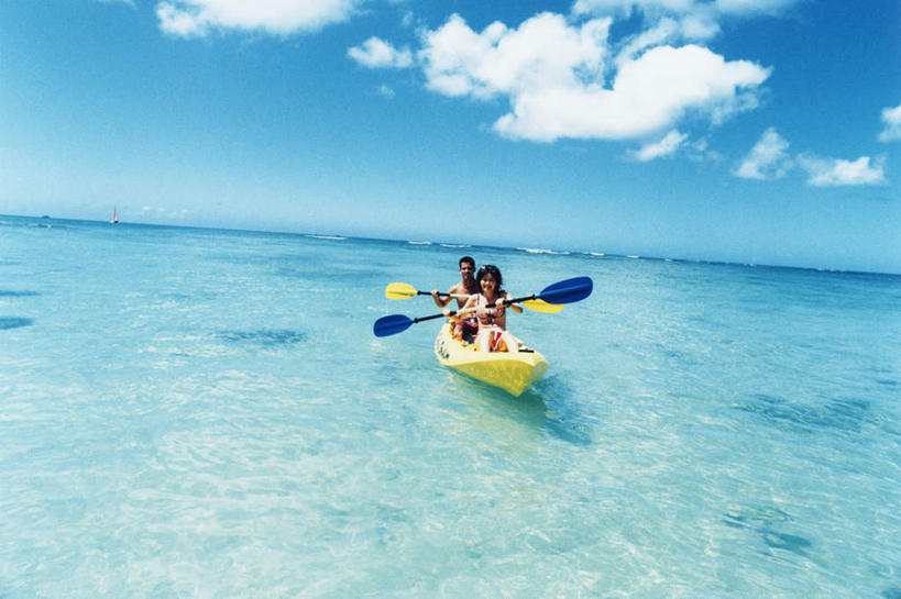 划船,皮划艇,东方人,两个人,坐,横图,俯视,室内,白天,泳装,比基尼,爱情,旅游,度假,海浪,海洋,美景,船,亚洲,握,阴影,光线,船桨,影子,景观,浪花,水平线,云,云朵,辽阔,海平线,浪漫,拿,云彩,拿着,注视,黄种人,娱乐,蓝色,白云,蓝天,天空,阳光,自然,海水,交通工具,天,观察,看,享受,休闲,广阔,温暖,温馨,景色,恩爱,放松,握着,恋人,晴朗,观看,一望无际,和睦,察看,关注,自然风光,载具,海景,无边无际,一马平川,荡舟,男人,男性,年轻男性,年轻女性,女人,女性,亚洲人,情侣,大海,风浪,海,海水的波动,近岸浪,涌浪,晴空,坐着,彩图,高角度拍摄,全身,三点式,泳衣,伴侣,融洽,水天相接,水天一线