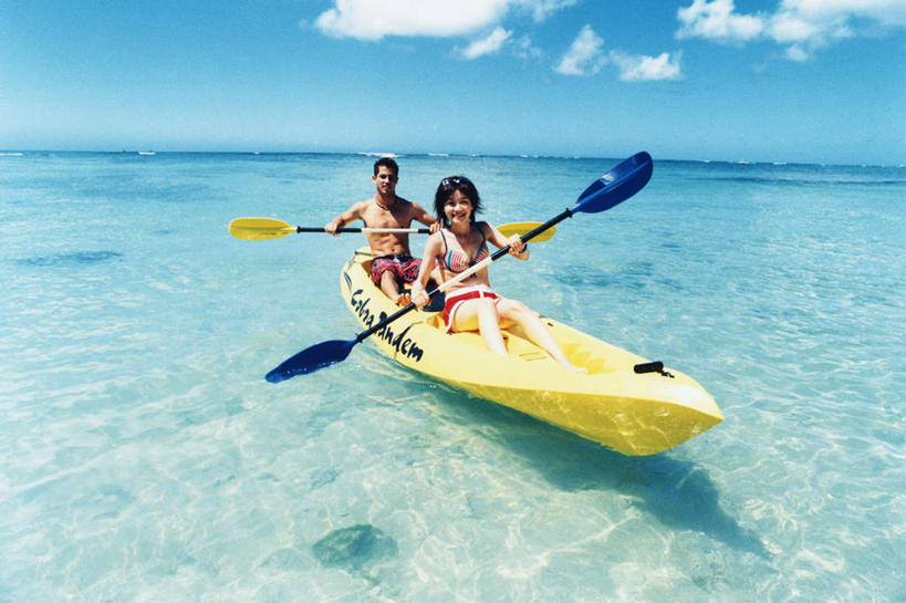 划船,皮划艇,东方人,两个人,坐,笑,微笑,露齿笑,横图,室内,白天,正面,泳装,比基尼,爱情,旅游,度假,海浪,海洋,美景,船,亚洲,阴影,光线,船桨,影子,景观,浪花,水平线,云,云朵,辽阔,海平线,浪漫,云彩,注视,黄种人,娱乐,蓝色,白云,蓝天,天空,阳光,自然,海水,交通工具,天,观察,看,享受,休闲,广阔,温暖,温馨,景色,恩爱,放松,恋人,晴朗,观看,一望无际,和睦,察看,关注,自然风光,载具,海景,无边无际,一马平川,荡舟,男人,男性,年轻男性,年轻女性,女人,女性,亚洲人,情侣,大海,风浪,海,海水的波动,近岸浪,涌浪,晴空,坐着,彩图,全身,三点式,泳衣,伴侣,融洽,水天相接,水天一线