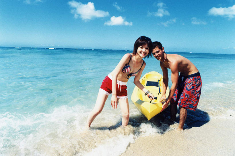 皮划艇,东方人,两个人,站,拉,笑,微笑,露齿笑,横图,室内,白天,正面,泳装,比基尼,爱情,旅游,度假,海浪,海洋,美景,沙滩,船,亚洲,阴影,光线,沙子,影子,海岸,景观,浪花,水平线,云,云朵,辽阔,海平线,沙地,浪漫,云彩,注视,黄种人,娱乐,蓝色,白云,蓝天,天空,阳光,自然,海水,交通工具,天,观察,看,站着,享受,休闲,广阔,温暖,温馨,景色,恩爱,放松,恋人,晴朗,观看,一望无际,和睦,察看,关注,自然风光,载具,海景,无边无际,一马平川,男人,男性,年轻男性,年轻女性,女人,女性,亚洲人,情侣,大海,风浪,海,海水的波动,海滩,近岸浪,涌浪,晴空,站立,彩图,全身,三点式,泳衣,伴侣,融洽,水天相接,水天一线