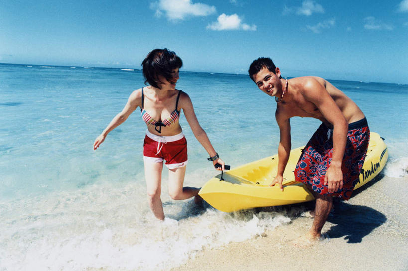 皮划艇,东方人,两个人,站,拉,笑,微笑,露齿笑,横图,室内,白天,正面,泳装,比基尼,爱情,旅游,度假,海浪,海洋,美景,沙滩,船,亚洲,弯腰,阴影,光线,沙子,影子,海岸,景观,浪花,水平线,云,云朵,辽阔,海平线,沙地,浪漫,云彩,注视,黄种人,娱乐,蓝色,白云,蓝天,天空,阳光,自然,海水,交通工具,天,观察,看,站着,享受,休闲,广阔,温暖,温馨,景色,恩爱,放松,恋人,晴朗,观看,一望无际,和睦,察看,关注,自然风光,载具,海景,弯身,无边无际,一马平川,男人,男性,年轻男性,年轻女性,女人,女性,亚洲人,情侣,大海,风浪,海,海水的波动,海滩,近岸浪,涌浪,晴空,站立,彩图,全身,三点式,泳衣,伴侣,融洽,水天相接,水天一线