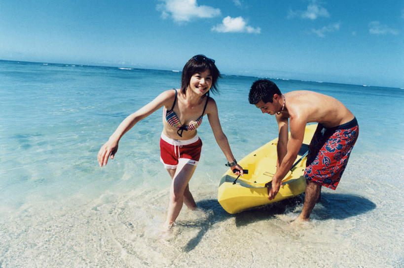 皮划艇,东方人,两个人,站,拉,笑,微笑,露齿笑,横图,室内,白天,正面,泳装,比基尼,爱情,旅游,度假,海浪,海洋,美景,沙滩,船,亚洲,弯腰,阴影,光线,沙子,影子,海岸,景观,浪花,水平线,云,云朵,辽阔,海平线,沙地,浪漫,云彩,注视,黄种人,娱乐,蓝色,白云,蓝天,天空,阳光,自然,海水,交通工具,天,观察,看,站着,享受,休闲,广阔,温暖,温馨,景色,恩爱,放松,恋人,晴朗,观看,一望无际,和睦,察看,关注,自然风光,载具,海景,弯身,无边无际,一马平川,男人,男性,年轻男性,年轻女性,女人,女性,亚洲人,情侣,大海,风浪,海,海水的波动,海滩,近岸浪,涌浪,晴空,站立,彩图,全身,三点式,泳衣,伴侣,融洽,水天相接,水天一线