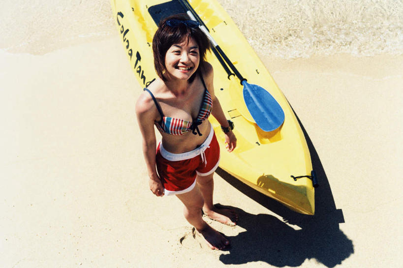 皮划艇,东方人,一个人,站,笑,微笑,露齿笑,横图,俯视,室内,白天,泳装,比基尼,旅游,度假,美景,沙滩,船,亚洲,仅一个年轻女性,仅一个女性,仅一个人,阴影,光线,船桨,沙子,影子,海岸,景观,沙地,注视,黄种人,娱乐,阳光,自然,交通工具,观察,看,站着,享受,休闲,景色,放松,观看,察看,关注,自然风光,载具,年轻女性,女人,女性,亚洲人,海滩,抬头,仰头,站立,彩图,高角度拍摄,全身,三点式,泳衣