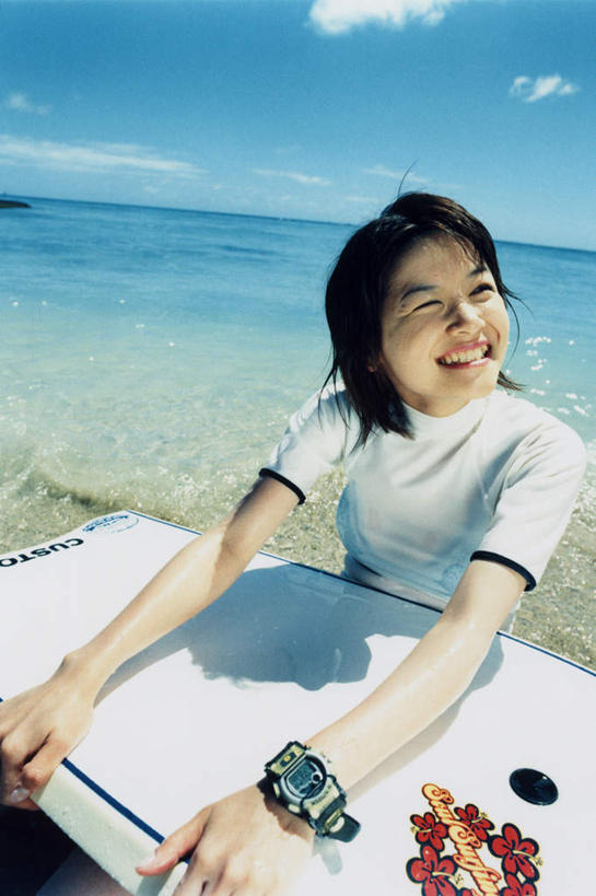 东方人,一个人,坐,笑,微笑,露齿笑,竖图,室内,白天,正面,运动服,旅游,度假,海浪,海洋,美景,沙滩,亚洲,仅一个年轻女性,仅一个女性,仅一个人,握,阴影,服装,光线,冲浪板,沙子,影子,海岸,景观,浪花,云,云朵,沙地,拿,云彩,拿着,注视,黄种人,娱乐,运动器械,衣服,蓝色,白云,蓝天,天空,阳光,自然,海水,天,观察,看,享受,休闲,健身器械,景色,放松,握着,服饰,晴朗,观看,察看,衣着,穿着,关注,自然风光,健身器材,海景,衣饰,冲浪装备,年轻女性,女人,女性,亚洲人,大海,风浪,海,海水的波动,海滩,近岸浪,涌浪,晴空,抬头,仰头,坐着,半身,彩图,运动器材,运动装