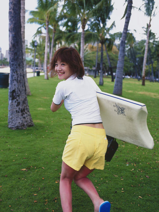 东方人,一个人,跑,笑,微笑,露齿笑,竖图,室内,白天,运动服,锻炼,旅游,度假,运动,草地,草坪,美景,植物,棕榈树,叶子,亚洲,仅一个年轻女性,仅一个女性,仅一个人,握,服装,冲浪板,景观,绿叶,拿,拿着,扭头,注视,黄种人,娱乐,运动器械,草,树,树木,背面,衣服,绿色,自然,观察,看,转头,享受,休闲,嫩叶,健身器械,景色,放松,握着,服饰,生长,成长,观看,察看,衣着,穿着,关注,自然风光,健身器材,棕榈叶,衣饰,冲浪装备,体育,年轻女性,女人,女性,亚洲人,叶,叶片,跑步,半身,彩图,健身,运动器材,运动装