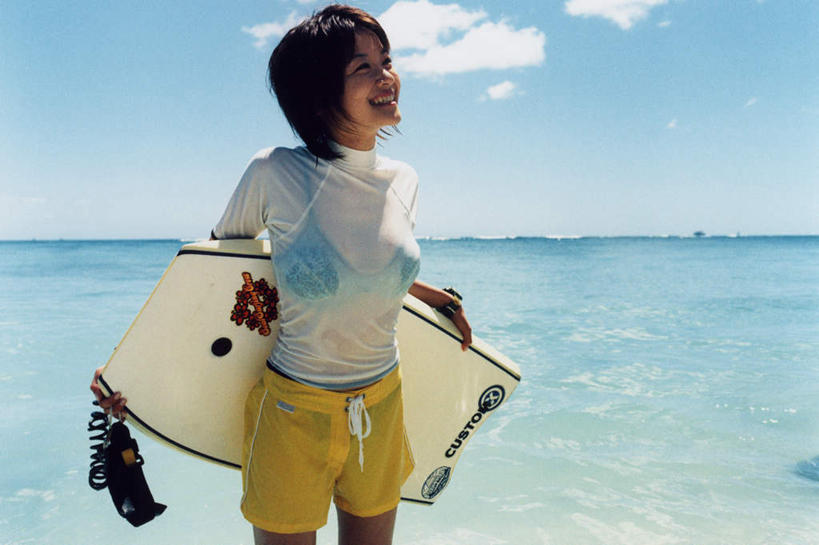 东方人,一个人,站,笑,微笑,露齿笑,横图,室内,白天,正面,运动服,旅游,度假,海浪,海洋,美景,亚洲,仅一个年轻女性,仅一个女性,仅一个人,握,阴影,服装,光线,冲浪板,影子,景观,浪花,云,云朵,拿,云彩,拿着,注视,黄种人,娱乐,运动器械,衣服,蓝色,白云,蓝天,天空,阳光,自然,海水,天,观察,看,站着,享受,休闲,健身器械,景色,放松,握着,服饰,晴朗,观看,察看,衣着,穿着,关注,自然风光,健身器材,海景,衣饰,冲浪装备,年轻女性,女人,女性,亚洲人,大海,风浪,海,海水的波动,近岸浪,涌浪,晴空,站立,半身,彩图,运动器材,运动装