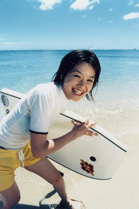 东方人,一个人,站,笑,微笑,露齿笑,竖图,室内,白天,侧面,运动服,旅游,度假,海浪,海洋,美景,亚洲,仅一个年轻女性,仅一个女性,仅一个人,弯腰,握,阴影,服装,光线,冲浪板,影子,景观,浪花,水平线,云,云朵,辽阔,海平线,拿,云彩,拿着,注视,黄种人,娱乐,运动器械,衣服,蓝色,白云,蓝天,天空,阳光,自然,海水,天,观察,看,站着,享受,休闲,广阔,健身器械,景色,放松,握着,服饰,晴朗,观看,一望无际,察看,衣着,穿着,关注,自然风光,健身器材,海景,弯身,衣饰,无边无际,一马平川,冲浪装备,年轻女性,女人,女性,亚洲人,大海,风浪,海,海水的波动,近岸浪,涌浪,晴空,站立,半身,彩图,水天相接,水天一线,运动器材,运动装