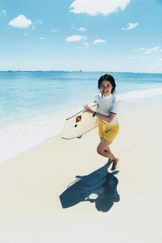 东方人,一个人,跑,笑,微笑,露齿笑,竖图,俯视,室内,白天,运动服,锻炼,旅游,度假,运动,海浪,海洋,美景,沙滩,亚洲,仅一个年轻女性,仅一个女性,仅一个人,握,阴影,服装,光线,冲浪板,沙子,影子,海岸,景观,浪花,水平线,云,云朵,辽阔,海平线,沙地,拿,云彩,拿着,注视,黄种人,娱乐,运动器械,衣服,蓝色,白云,蓝天,天空,阳光,自然,海水,天,观察,看,享受,休闲,广阔,健身器械,景色,放松,握着,服饰,晴朗,观看,一望无际,察看,衣着,穿着,关注,自然风光,健身器材,海景,衣饰,无边无际,一马平川,冲浪装备,体育,年轻女性,女人,女性,亚洲人,大海,风浪,海,海水的波动,海滩,近岸浪,涌浪,晴空,跑步,彩图,高角度拍摄,全身,健身,水天相接,水天一线,运动器材,运动装