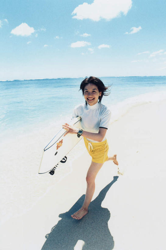 东方人,一个人,跑,笑,微笑,露齿笑,竖图,俯视,室内,白天,运动服,锻炼,旅游,度假,运动,海浪,海洋,美景,沙滩,亚洲,仅一个年轻女性,仅一个女性,仅一个人,握,阴影,服装,光线,冲浪板,沙子,影子,海岸,景观,浪花,水平线,云,云朵,辽阔,海平线,沙地,拿,云彩,拿着,注视,黄种人,娱乐,运动器械,衣服,蓝色,白云,蓝天,天空,阳光,自然,海水,天,观察,看,享受,休闲,广阔,健身器械,景色,放松,握着,服饰,晴朗,观看,一望无际,察看,衣着,穿着,关注,自然风光,健身器材,海景,衣饰,无边无际,一马平川,冲浪装备,体育,年轻女性,女人,女性,亚洲人,大海,风浪,海,海水的波动,海滩,近岸浪,涌浪,晴空,跑步,彩图,高角度拍摄,全身,健身,水天相接,水天一线,运动器材,运动装