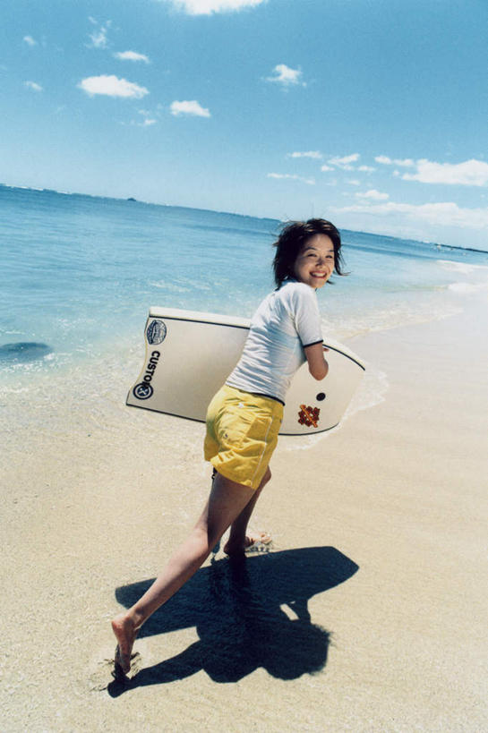 东方人,一个人,跑,笑,微笑,露齿笑,竖图,俯视,室内,白天,运动服,锻炼,旅游,度假,运动,海浪,海洋,美景,沙滩,亚洲,仅一个年轻女性,仅一个女性,仅一个人,握,阴影,服装,光线,冲浪板,沙子,影子,海岸,景观,浪花,水平线,云,云朵,辽阔,海平线,沙地,拿,云彩,拿着,扭头,注视,黄种人,娱乐,运动器械,衣服,蓝色,白云,蓝天,天空,阳光,自然,海水,天,观察,看,转头,享受,休闲,广阔,健身器械,景色,放松,握着,服饰,晴朗,观看,一望无际,察看,衣着,穿着,关注,自然风光,健身器材,海景,衣饰,无边无际,一马平川,冲浪装备,体育,年轻女性,女人,女性,亚洲人,大海,风浪,海,海水的波动,海滩,近岸浪,涌浪,晴空,跑步,彩图,高角度拍摄,全身,健身,水天相接,水天一线,运动器材,运动装