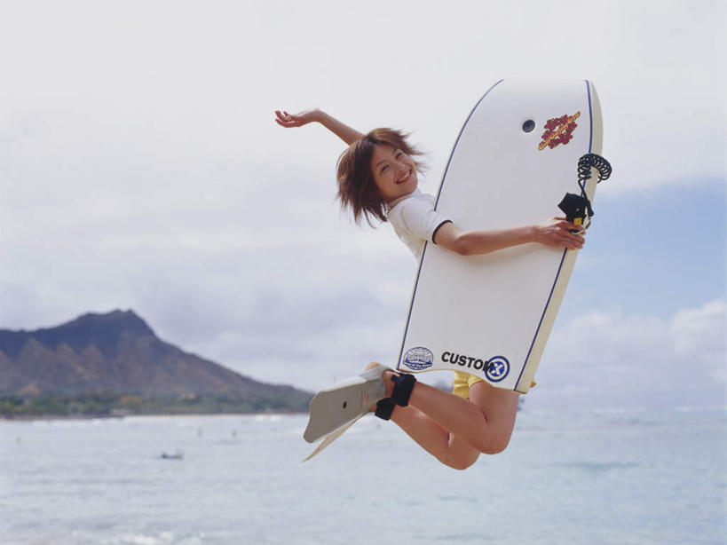 东方人,一个人,跳,举,笑,微笑,露齿笑,横图,室内,白天,侧面,运动服,旅游,度假,海浪,海洋,石头,美景,山,山脉,亚洲,仅一个年轻女性,仅一个女性,仅一个人,握,阴影,服装,光线,冲浪板,石子,影子,景观,浪花,山顶,山峰,云,云朵,山峦,半空,拿,云彩,拿着,注视,黄种人,娱乐,运动器械,衣服,蓝色,白云,蓝天,天空,阳光,自然,海水,群山,天,观察,看,托,享受,休闲,健身器械,景色,放松,握着,服饰,晴朗,观看,察看,衣着,穿着,关注,自然风光,健身器材,海景,沉积岩,衣饰,颠峰,极峰,水成岩,冲浪装备,年轻女性,女人,女性,亚洲人,大海,风浪,海,海水的波动,近岸浪,石块,岩石,涌浪,晴空,举起,举手,举着,跳跃,向上举,向上伸,向上托,彩图,全身,运动器材,运动装