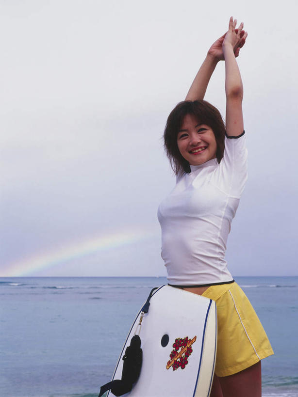 东方人,一个人,站,举,笑,微笑,露齿笑,竖图,室内,白天,正面,运动服,旅游,度假,信用卡,彩虹,海浪,海洋,美景,沙滩,亚洲,仅一个年轻女性,仅一个女性,仅一个人,阴影,服装,光线,冲浪板,沙子,影子,海岸,景观,浪花,云,云朵,沙地,云彩,黄种人,娱乐,运动器械,衣服,蓝色,白云,蓝天,天空,阳光,自然,海水,天,托,站着,享受,休闲,健身器械,卡,景色,放松,储蓄卡,服饰,晴朗,衣着,穿着,自然风光,健身器材,海景,衣饰,冲浪装备,银行卡,年轻女性,女人,女性,亚洲人,大海,风浪,海,海水的波动,海滩,近岸浪,涌浪,虹,虹桥,七彩虹,晴空,天虹,举起,举手,举着,向上举,向上伸,向上托,站立,半身,彩图,运动器材,运动装