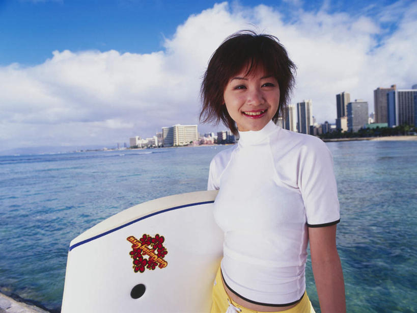 东方人,一个人,高楼大厦,站,笑,微笑,露齿笑,横图,室内,白天,正面,运动服,度假,办公楼,海浪,海洋,美景,沙滩,城市风光,城市,大厦,建筑,摩天大楼,写字楼,亚洲,仅一个年轻女性,仅一个女性,仅一个人,握,阴影,服装,光线,冲浪板,沙子,影子,海岸,景观,浪花,云,云朵,沙地,拿,云彩,拿着,注视,黄种人,娱乐,运动器械,衣服,蓝色,白云,蓝天,天空,阳光,海水,楼宇,天,观察,看,站着,享受,休闲,健身器械,商务楼,景色,放松,握着,服饰,晴朗,观看,察看,衣着,穿着,关注,健身器材,海景,衣饰,冲浪装备,年轻女性,女人,女性,亚洲人,大海,风浪,海,海水的波动,海滩,近岸浪,涌浪,晴空,站立,半身,彩图,大楼,高层建筑,高楼,摩天楼,运动器材,运动装