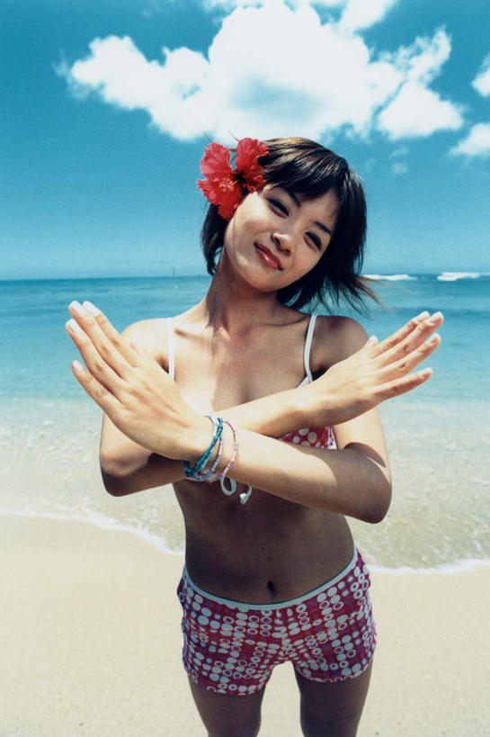 东方人,一个人,站,笑,交叉,微笑,竖图,室内,白天,正面,泳装,比基尼,旅游,度假,海浪,海洋,美景,沙滩,亚洲,仅一个年轻女性,仅一个女性,仅一个人,阴影,盛开,光线,沙子,影子,海岸,景观,浪花,云,云朵,沙地,花蕾,云彩,注视,黄种人,娱乐,装饰品,花,花瓣,花朵,鲜花,蓝色,白云,蓝天,天空,阳光,自然,海水,饰品,手链,首饰,天,花苞,花蕊,观察,看,站着,享受,休闲,景色,放松,手镯,晴朗,观看,察看,关注,自然风光,镯子,海景,相交,交集,年轻女性,女人,女性,亚洲人,大海,风浪,海,海水的波动,海滩,近岸浪,涌浪,晴空,站立,半身,彩图,三点式,泳衣