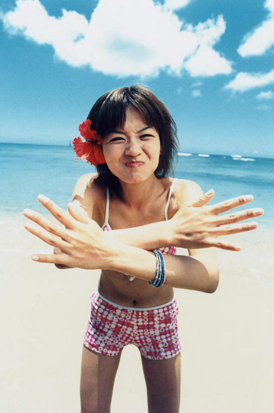 东方人,一个人,站,笑,交叉,微笑,竖图,室内,白天,正面,泳装,比基尼,旅游,度假,海浪,海洋,美景,沙滩,亚洲,仅一个年轻女性,仅一个女性,仅一个人,阴影,盛开,光线,沙子,影子,海岸,景观,浪花,云,云朵,沙地,花蕾,云彩,注视,黄种人,娱乐,装饰品,花,花瓣,花朵,鲜花,蓝色,白云,蓝天,天空,阳光,自然,海水,饰品,手链,首饰,天,花苞,花蕊,观察,看,站着,享受,休闲,景色,放松,手镯,晴朗,观看,察看,关注,自然风光,镯子,海景,相交,交集,年轻女性,女人,女性,亚洲人,大海,风浪,海,海水的波动,海滩,近岸浪,涌浪,晴空,站立,半身,彩图,三点式,泳衣