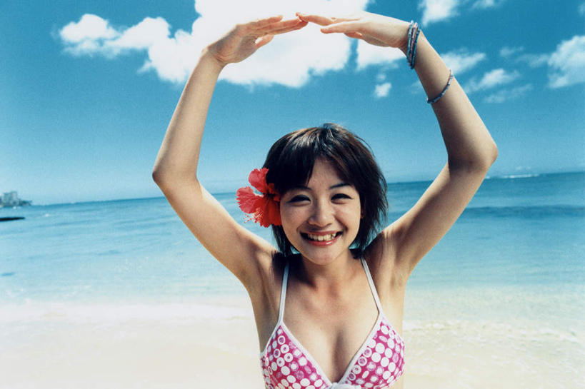 东方人,一个人,站,举,笑,微笑,露齿笑,横图,室内,白天,正面,泳装,比基尼,旅游,度假,海浪,海洋,美景,沙滩,亚洲,仅一个年轻女性,仅一个女性,仅一个人,阴影,盛开,光线,沙子,影子,海岸,景观,浪花,云,云朵,沙地,花蕾,云彩,注视,黄种人,娱乐,装饰品,花,花瓣,花朵,鲜花,蓝色,白云,蓝天,天空,阳光,自然,海水,饰品,手链,首饰,天,花苞,花蕊,观察,看,托,站着,享受,休闲,景色,放松,手镯,晴朗,观看,察看,关注,自然风光,镯子,海景,年轻女性,女人,女性,亚洲人,大海,风浪,海,海水的波动,海滩,近岸浪,涌浪,晴空,举起,举手,举着,向上举,向上伸,向上托,站立,半身,彩图,三点式,泳衣