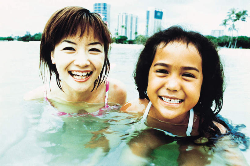 东方人,儿童,两个人,家庭,母亲,女儿,高楼大厦,站,笑,微笑,露齿笑,横图,室内,白天,正面,泳装,比基尼,度假,纯洁,办公楼,海浪,海洋,美景,植物,城市风光,城市,大厦,建筑,摩天大楼,写字楼,亚洲,朦胧,模糊,景观,浪花,注视,黄种人,娱乐,树,树木,小孩,绿色,自然,海水,楼宇,观察,看,站着,享受,休闲,温暖,温馨,母女,一家人,商务楼,景色,放松,可爱,母爱,童年,童趣,生长,成长,观看,和睦,察看,关注,海景,童真,烂漫,无邪,天真,年轻女性,女孩,女人,女性,亚洲人,孩子,年轻人,大海,风浪,海,海水的波动,近岸浪,涌浪,站立,半身,彩图,三点式,泳衣,大楼,高层建筑,高楼,摩天楼,融洽,女生