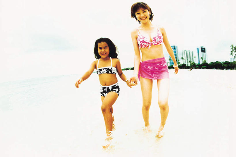 东方人,儿童,两个人,家庭,母亲,女儿,高楼大厦,走,握手,笑,微笑,露齿笑,横图,室内,白天,正面,泳装,比基尼,度假,纯洁,办公楼,海浪,海洋,美景,沙滩,植物,城市风光,城市,大厦,建筑,摩天大楼,写字楼,亚洲,沙子,海岸,景观,浪花,沙地,注视,黄种人,娱乐,树,树木,小孩,绿色,自然,海水,楼宇,观察,看,享受,休闲,温暖,温馨,母女,一家人,商务楼,景色,放松,可爱,母爱,童年,童趣,生长,成长,观看,和睦,察看,关注,海景,童真,烂漫,无邪,天真,年轻女性,女孩,女人,女性,亚洲人,孩子,年轻人,大海,风浪,海,海水的波动,海滩,近岸浪,涌浪,步行,搀手,拉手,散步,手搀手,手拉手,手牵手,手握手,走路,彩图,全身,三点式,泳衣,大楼,高层建筑,高楼,摩天楼,融洽,女生