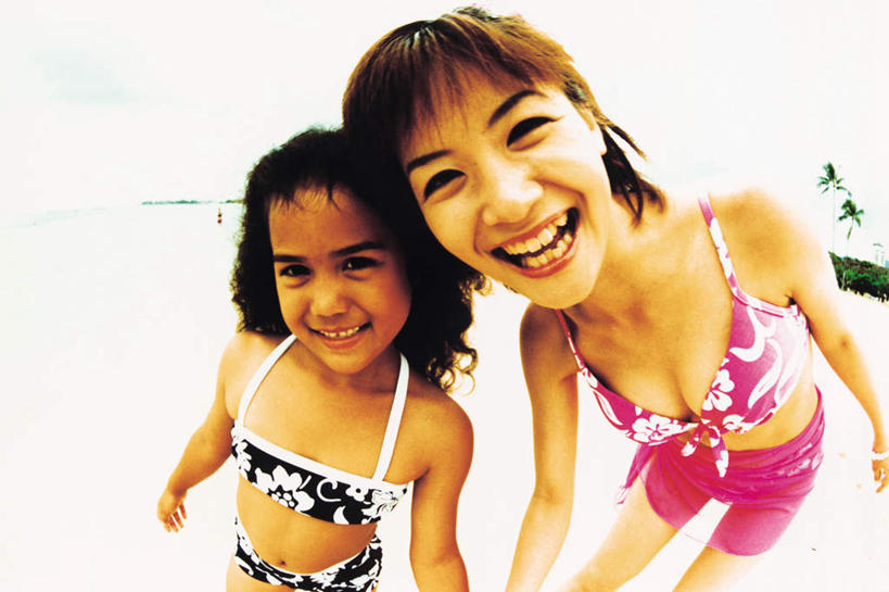 东方人,儿童,两个人,家庭,母亲,女儿,站,握手,笑,微笑,露齿笑,横图,室内,白天,正面,泳装,比基尼,旅游,度假,纯洁,海浪,海洋,美景,沙滩,植物,棕榈树,叶子,亚洲,弯腰,朦胧,模糊,沙子,海岸,景观,浪花,绿叶,沙地,注视,黄种人,娱乐,树,树木,小孩,绿色,自然,海水,观察,看,站着,享受,休闲,温暖,温馨,母女,一家人,嫩叶,景色,放松,可爱,母爱,童年,童趣,生长,成长,观看,和睦,察看,关注,自然风光,海景,童真,烂漫,无邪,棕榈叶,弯身,天真,年轻女性,女孩,女人,女性,亚洲人,孩子,年轻人,叶,叶片,大海,风浪,海,海水的波动,海滩,近岸浪,涌浪,搀手,拉手,手搀手,手拉手,手牵手,手握手,站立,半身,彩图,三点式,泳衣,融洽,女生