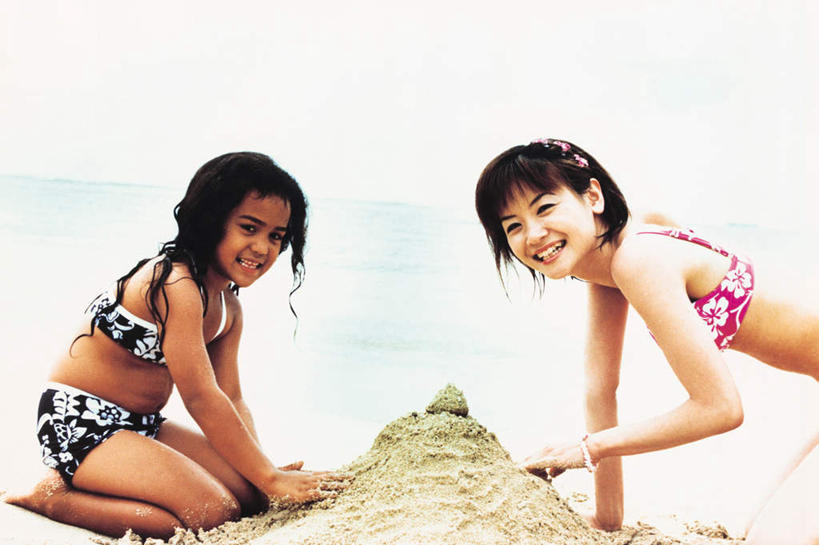 东方人,儿童,两个人,家庭,母亲,女儿,跪,笑,微笑,露齿笑,横图,室内,白天,侧面,泳装,比基尼,旅游,度假,游戏,纯洁,海浪,海洋,美景,沙滩,雕塑,亚洲,艺术,装饰,雕刻,雕像,沙子,海岸,景观,浪花,沙地,玩,扭头,注视,黄种人,娱乐,小孩,自然,海水,工艺品,观察,看,转头,享受,休闲,温暖,温馨,母女,一家人,景色,放松,可爱,母爱,童年,童趣,观看,活动,纪念,美术,和睦,察看,沙雕,发泄,关注,消遣,智力,自然风光,主题,陈列,海景,童真,烂漫,无邪,功能,美学,宣泄,天真,年轻女性,女孩,女人,女性,亚洲人,孩子,年轻人,大海,风浪,海,海水的波动,海滩,近岸浪,涌浪,跪着,玩耍,嬉戏,半身,彩图,三点式,泳衣,融洽,女生