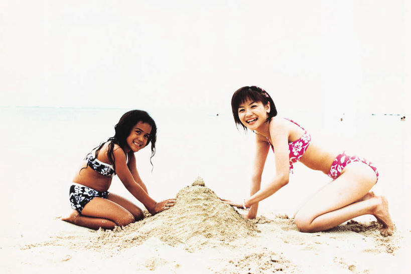 东方人,儿童,两个人,家庭,母亲,女儿,跪,笑,微笑,露齿笑,横图,室内,白天,侧面,泳装,比基尼,旅游,度假,游戏,纯洁,海浪,海洋,美景,沙滩,雕塑,亚洲,艺术,装饰,雕刻,雕像,沙子,海岸,景观,浪花,沙地,玩,扭头,注视,黄种人,娱乐,小孩,自然,海水,工艺品,观察,看,转头,享受,休闲,温暖,温馨,母女,一家人,景色,放松,可爱,母爱,童年,童趣,观看,活动,纪念,美术,和睦,察看,沙雕,发泄,关注,消遣,智力,自然风光,主题,陈列,海景,童真,烂漫,无邪,功能,美学,宣泄,天真,年轻女性,女孩,女人,女性,亚洲人,孩子,年轻人,大海,风浪,海,海水的波动,海滩,近岸浪,涌浪,跪着,玩耍,嬉戏,彩图,全身,三点式,泳衣,融洽,女生