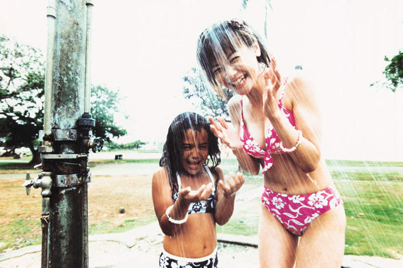 东方人,儿童,两个人,家庭,母亲,女儿,站,笑,摸,微笑,露齿笑,横图,室内,白天,正面,泳装,比基尼,旅游,度假,洗澡,纯洁,草地,草坪,美景,植物,亚洲,抚摸,飞溅,朦胧,模糊,溅,液体,景观,水滴,注视,黄种人,娱乐,干净,花洒,莲蓬头,水珠,草,树,树木,小孩,绿色,自然,观察,看,清洁,站着,享受,休闲,健康,温暖,温馨,母女,一家人,景色,放松,可爱,母爱,童年,童趣,保健,生长,成长,观看,和睦,察看,卫生,关注,喷洒,自然风光,童真,烂漫,无邪,喷雾头,泡汤,天真,年轻女性,女孩,女人,女性,亚洲人,孩子,年轻人,触摸,接触,站立,半身,彩图,三点式,泳衣,沐浴,融洽,女生