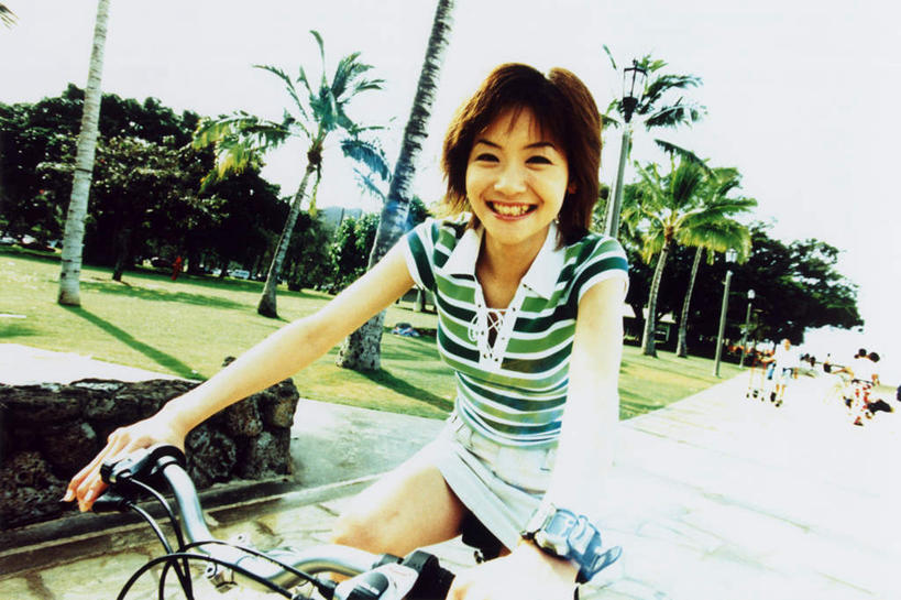 东方人,一个人,坐,笑,微笑,露齿笑,横图,室内,白天,正面,旅游,度假,草地,草坪,美景,植物,道路,路,公路,自行车,棕榈树,叶子,亚洲,仅一个年轻女性,仅一个女性,仅一个人,阴影,服装,光线,影子,景观,绿叶,交通,注视,休闲装,黄种人,娱乐,车,脚踏车,草,树,树木,衣服,绿色,阳光,自然,交通工具,观察,看,骑车,享受,休闲,休闲服,嫩叶,景色,放松,服饰,生长,成长,观看,察看,关注,自然风光,载具,棕榈叶,年轻女性,女人,女性,亚洲人,叶,叶片,马路,坐着,半身,彩图