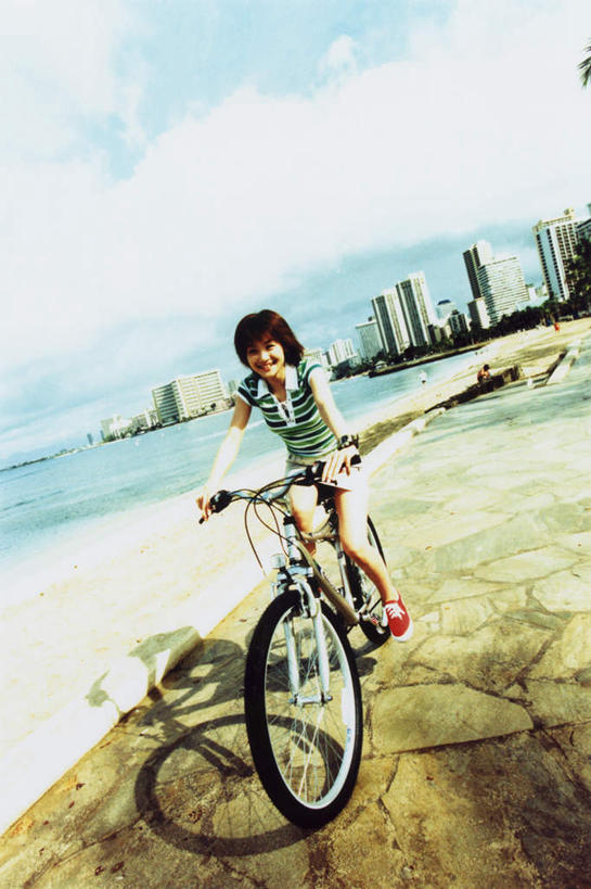 东方人,一个人,高楼大厦,坐,竖图,室内,白天,正面,度假,办公楼,海浪,海洋,美景,沙滩,城市风光,城市,大厦,道路,建筑,路,摩天大楼,写字楼,公路,自行车,亚洲,仅一个年轻女性,仅一个女性,仅一个人,握,阴影,服装,光线,沙子,影子,海岸,景观,浪花,云,云朵,交通,沙地,云彩,注视,休闲装,黄种人,娱乐,车,脚踏车,衣服,蓝色,白云,蓝天,天空,阳光,海水,楼宇,交通工具,天,观察,看,骑车,享受,休闲,休闲服,商务楼,景色,放松,握着,服饰,晴朗,观看,察看,关注,载具,海景,年轻女性,女人,女性,亚洲人,大海,风浪,海,海水的波动,海滩,近岸浪,涌浪,晴空,马路,坐着,彩图,全身,大楼,高层建筑,高楼,摩天楼