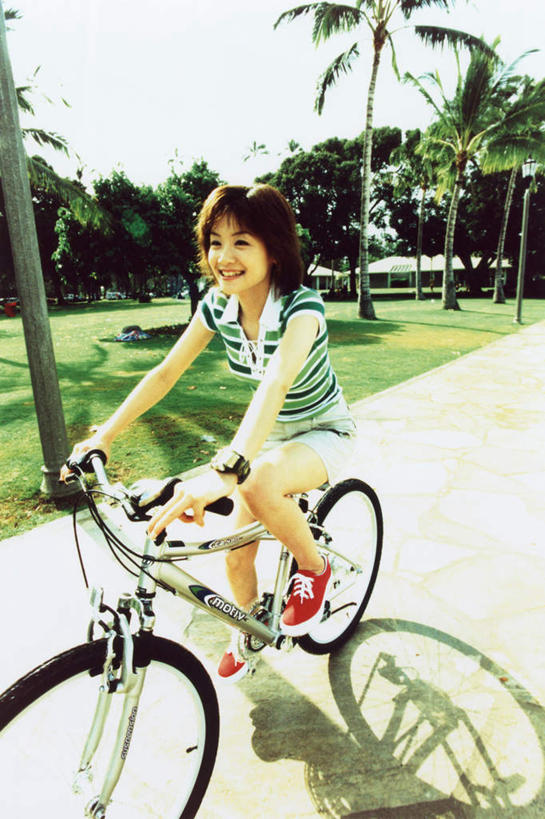 东方人,一个人,坐,笑,微笑,露齿笑,竖图,室内,白天,侧面,旅游,度假,草地,草坪,美景,植物,道路,路,自行车,棕榈树,叶子,亚洲,仅一个年轻女性,仅一个女性,仅一个人,握,阴影,服装,光线,影子,景观,小路,绿叶,交通,注视,休闲装,黄种人,娱乐,车,脚踏车,草,树,树木,衣服,蓝色,绿色,蓝天,天空,阳光,自然,交通工具,天,观察,看,骑车,享受,休闲,休闲服,嫩叶,景色,放松,握着,服饰,生长,晴朗,成长,观看,察看,关注,自然风光,载具,棕榈叶,万里无云,年轻女性,女人,女性,亚洲人,叶,叶片,晴空,晴空万里,坐着,彩图,全身