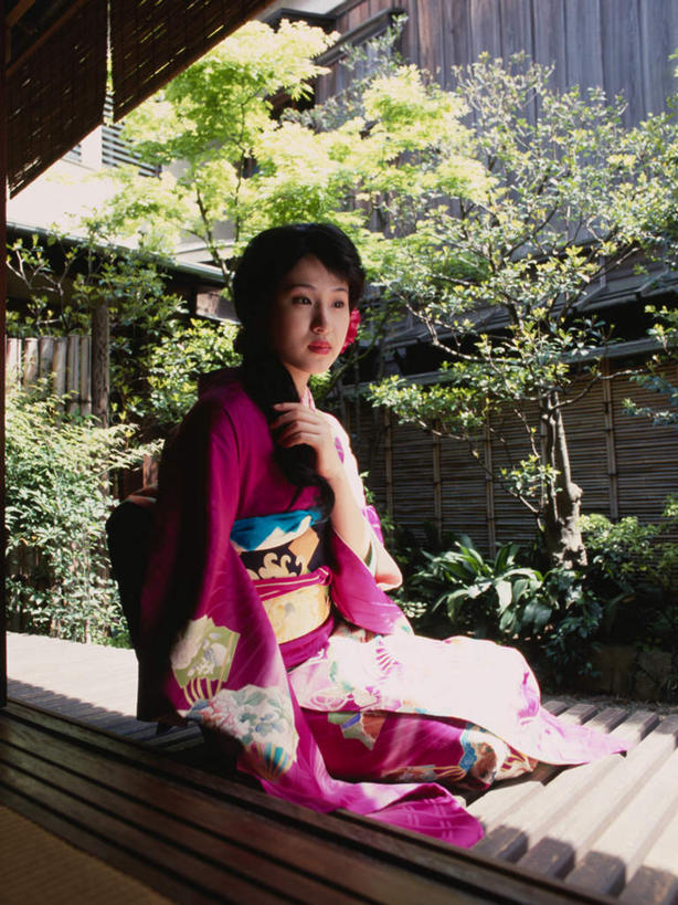 东方人,一个人,家,木屋,坐,竖图,室外,白天,侧面,民族服装,植物,亚洲,仅一个年轻女性,仅一个女性,仅一个人,阴影,和服,光线,影子,注视,黄种人,住宅,树,树木,绿色,阳光,自然,观察,看,服饰,生长,成长,观看,察看,关注,吴服,唐草,唐花,唐锦,年轻女性,女人,女性,亚洲人,坐着,彩图,全身,传统服装,民俗服,茅舍,茅屋,棚屋,小木屋,小屋