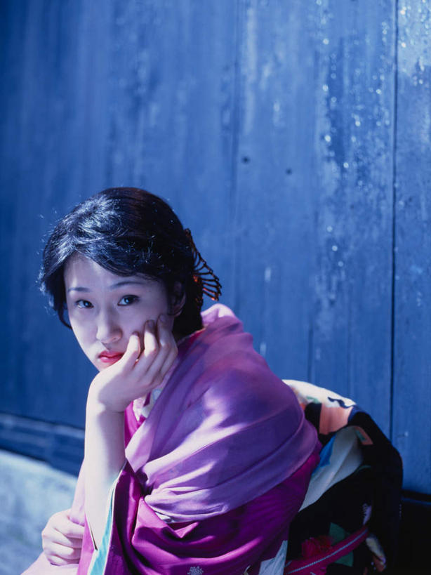 东方人,一个人,坐,竖图,室外,白天,正面,民族服装,亚洲,仅一个年轻女性,仅一个女性,仅一个人,撑,和服,墙,托腮,注视,黄种人,墙壁,墙面,观察,看,托,服饰,观看,察看,关注,托下巴,吴服,唐草,唐花,唐锦,年轻女性,女人,女性,亚洲人,坐着,半身,彩图,传统服装,民俗服