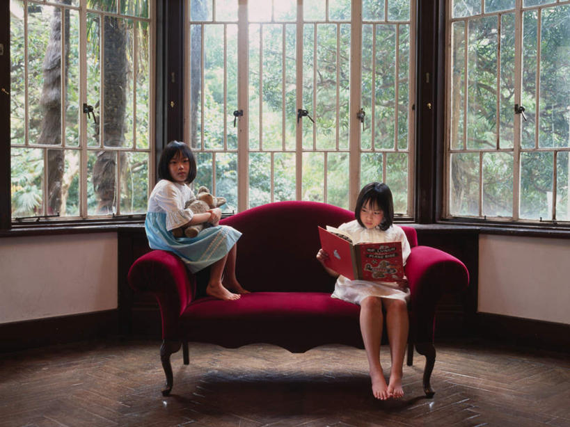 东方人,儿童,两个人,家庭,客厅,坐,横图,室内,白天,正面,游戏,纯洁,植物,窗户,沙发,熊,书籍,玩具,亚洲,握,服装,玩偶,泰迪熊,拿,玩,拿着,注视,休闲装,黄种人,娱乐,玻璃窗,树,树木,小孩,衣服,绿色,自然,玩具熊,观察,看,休闲,温暖,温馨,一家人,休闲服,可爱,童年,童趣,益智,握着,服饰,毛绒玩具,生长,成长,观看,安慰,和睦,察看,起居室,发泄,关注,消遣,布艺沙发,童真,烂漫,无邪,宣泄,罗斯福熊,客堂,天真,女孩,女人,女性,亚洲人,书,图书,玩耍,嬉戏,坐着,彩图,全身,融洽,女生