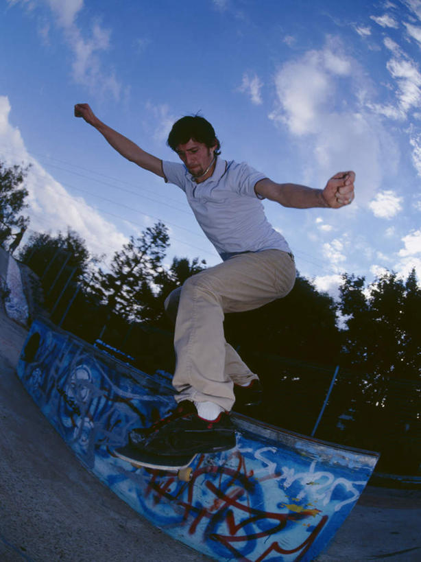 东方人,一个人,栏杆,跳,伸展双臂,竖图,室内,白天,抽象,仰视,锻炼,绘画,运动,植物,亚洲,仅一个男性,仅一个人,阴影,服装,艺术,光线,彩绘,图案,影子,墙,云,云朵,围栏,艺术品,半空,古典,云彩,注视,休闲装,黄种人,文化,极限运动,护栏,墙壁,墙面,树,树木,仅一个年轻男性,衣服,蓝色,绿色,白云,蓝天,天空,阳光,自然,工艺品,天,观察,看,品味,休闲,概念,休闲服,服饰,生长,晴朗,成长,滑板,观看,美术,察看,高雅,关注,美学,图文,体育,男人,男性,年轻男性,亚洲人,晴空,敞开双臂,伸开双臂,跳跃,展开双肩,张开手臂,张开双臂,彩图,低角度拍摄,全身,健身,涂鸦,滑板运动