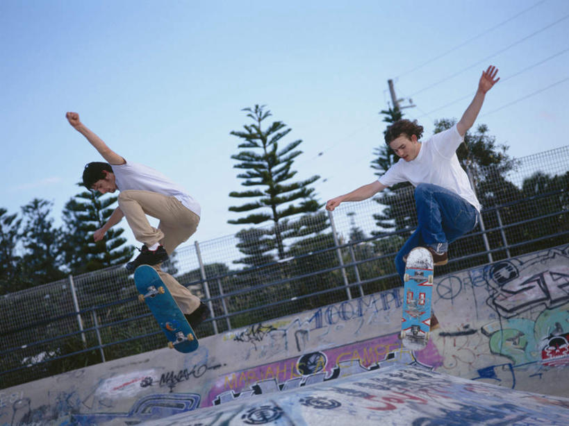 东方人,两个人,伙伴,朋友,栏杆,跳,伸展双臂,横图,室内,白天,抽象,仰视,锻炼,绘画,友谊,运动,植物,亚洲,阴影,服装,艺术,光线,彩绘,图案,影子,墙,围栏,艺术品,半空,古典,注视,休闲装,黄种人,文化,极限运动,护栏,墙壁,墙面,树,树木,衣服,蓝色,绿色,蓝天,天空,阳光,自然,工艺品,天,观察,看,品味,休闲,概念,休闲服,服饰,生长,晴朗,成长,滑板,观看,美术,察看,高雅,关注,万里无云,美学,图文,体育,友情,男人,男性,年轻男性,亚洲人,晴空,晴空万里,敞开双臂,伸开双臂,跳跃,展开双肩,张开手臂,张开双臂,彩图,低角度拍摄,全身,健身,涂鸦,滑板运动