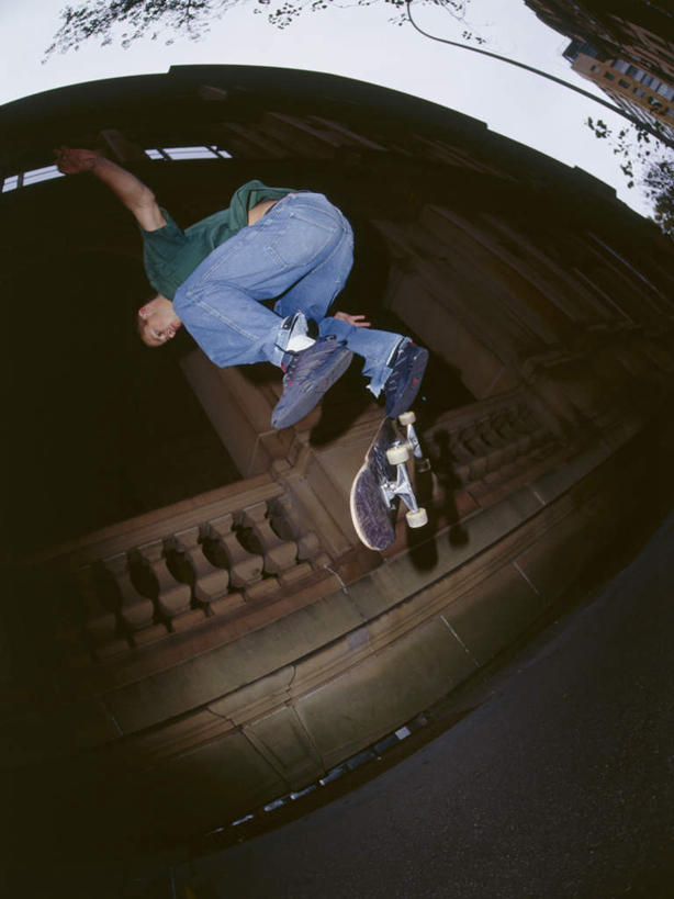 东方人,一个人,栏杆,跳,伸展双臂,竖图,室外,白天,仰视,锻炼,运动,楼梯,亚洲,仅一个男性,仅一个人,阴影,服装,裤子,反射,扶手,影子,阶梯,墙,半空,牛仔裤,休闲装,黄种人,极限运动,护栏,墙壁,墙面,台阶,仅一个年轻男性,衣服,休闲,休闲服,服饰,滑板,体育,男人,男性,年轻男性,亚洲人,敞开双臂,伸开双臂,跳跃,展开双肩,张开手臂,张开双臂,彩图,低角度拍摄,全身,健身,滑板运动