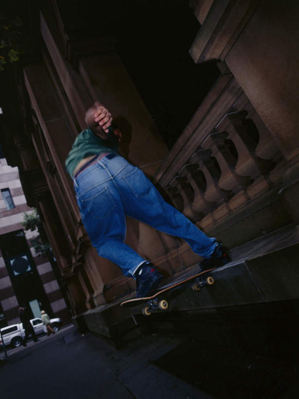 东方人,一个人,栏杆,蹲,伸展双臂,竖图,室外,白天,锻炼,运动,楼梯,亚洲,仅一个男性,仅一个人,弯腰,阴影,服装,裤子,反射,扶手,影子,阶梯,墙,牛仔裤,休闲装,黄种人,极限运动,护栏,墙壁,墙面,台阶,仅一个年轻男性,背面,衣服,休闲,休闲服,服饰,滑板,弯身,体育,男人,男性,年轻男性,亚洲人,敞开双臂,蹲着,伸开双臂,展开双肩,张开手臂,张开双臂,彩图,全身,健身,滑板运动