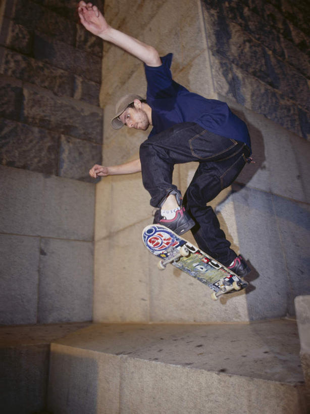 东方人,一个人,跳,伸展双臂,竖图,室外,白天,仰视,锻炼,运动,亚洲,仅一个男性,仅一个人,阴影,服装,裤子,反射,影子,墙,半空,牛仔裤,休闲装,黄种人,极限运动,墙壁,墙面,仅一个年轻男性,衣服,休闲,休闲服,服饰,滑板,体育,男人,男性,年轻男性,亚洲人,敞开双臂,伸开双臂,跳跃,展开双肩,张开手臂,张开双臂,彩图,低角度拍摄,全身,健身,滑板运动