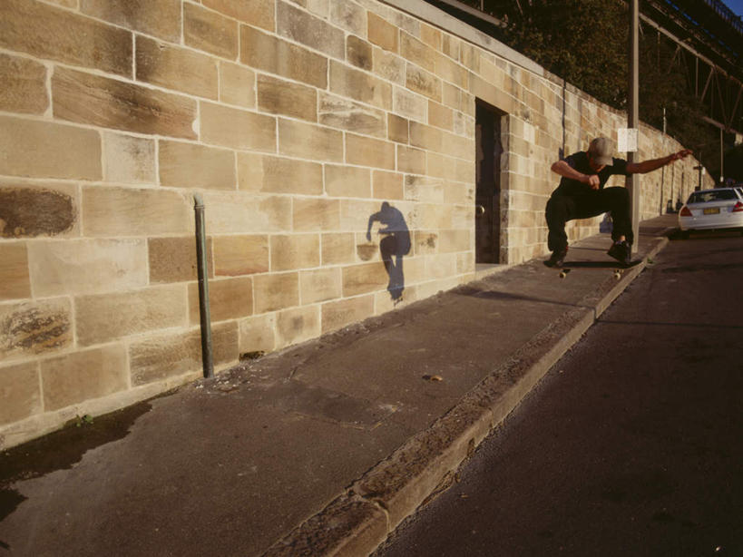 东方人,一个人,站,蹲,伸展双臂,横图,室外,白天,正面,锻炼,运动,道路,路,公路,汽车,亚洲,仅一个男性,仅一个人,阴影,服装,光线,影子,墙,交通,注视,休闲装,黄种人,极限运动,墙壁,墙面,车,仅一个年轻男性,衣服,阳光,交通工具,轿车,观察,看,站着,休闲,休闲服,服饰,滑板,观看,察看,关注,载具,体育,男人,男性,年轻男性,亚洲人,马路,敞开双臂,蹲着,伸开双臂,展开双肩,站立,张开手臂,张开双臂,彩图,全身,健身,滑板运动