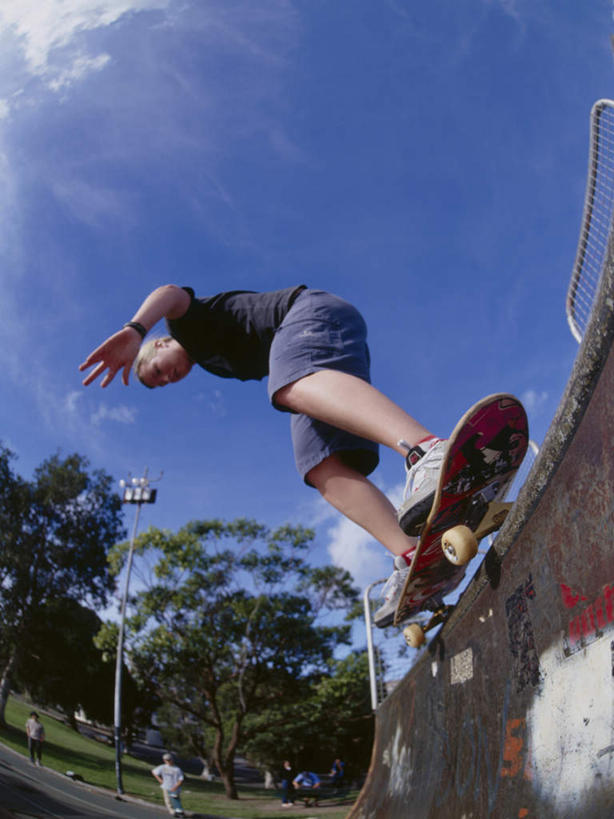 东方人,一个人,运动场,站,举,竖图,室内,白天,仰视,锻炼,运动,草地,草坪,植物,路灯,帽子,照明,亚洲,仅一个男性,仅一个人,阴影,服装,光线,头盔,影子,云,云朵,灯光,坡道,云彩,注视,休闲装,黄种人,体育场,极限运动,灯,草,树,树木,仅一个年轻男性,衣服,蓝色,绿色,白云,蓝天,天空,阳光,自然,安全帽,天,低头,观察,看,托,站着,休闲,休闲服,服饰,生长,晴朗,成长,滑板,观看,照亮,察看,照明设备,关注,滑板场,垂头,体育,男人,男性,年轻男性,亚洲人,晴空,举起,举手,举着,向上举,向上伸,向上托,站立,彩图,低角度拍摄,全身,健身,滑板运动