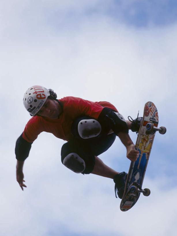 东方人,一个人,蹲,跳,竖图,室内,白天,仰视,锻炼,运动,帽子,亚洲,仅一个男性,仅一个人,阴影,服装,光线,头盔,影子,云,云朵,半空,云彩,注视,休闲装,黄种人,极限运动,仅一个年轻男性,衣服,蓝色,白云,蓝天,天空,阳光,安全帽,天,扶,观察,看,休闲,休闲服,服饰,晴朗,滑板,观看,察看,扶着,关注,体育,男人,男性,年轻男性,亚洲人,晴空,蹲着,跳跃,彩图,低角度拍摄,全身,健身,滑板运动