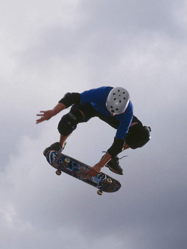 东方人,一个人,蹲,跳,竖图,室内,白天,仰视,锻炼,运动,帽子,亚洲,仅一个男性,仅一个人,阴影,服装,光线,头盔,影子,云,云朵,半空,云彩,注视,休闲装,黄种人,极限运动,仅一个年轻男性,衣服,蓝色,白云,蓝天,天空,阳光,安全帽,天,扶,观察,看,休闲,休闲服,服饰,晴朗,滑板,观看,察看,扶着,关注,体育,男人,男性,年轻男性,亚洲人,晴空,蹲着,跳跃,彩图,低角度拍摄,全身,健身,滑板运动