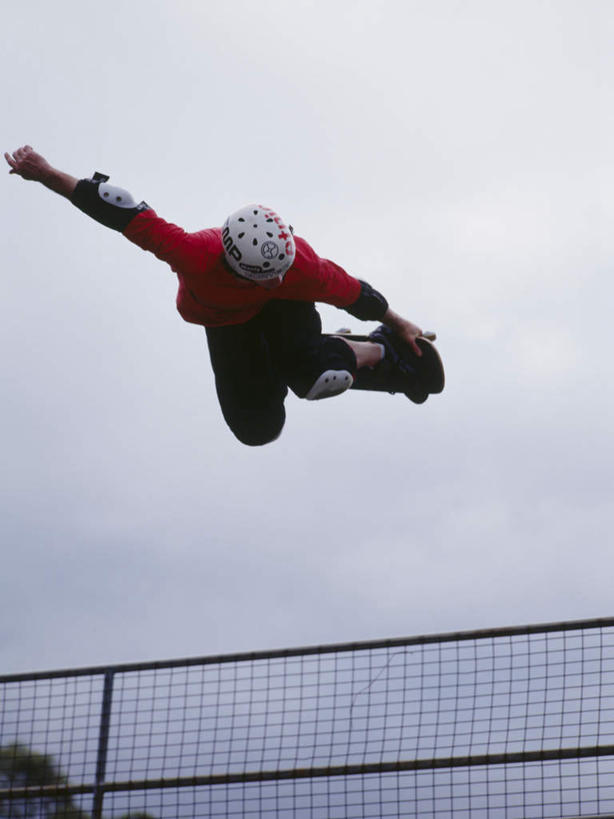 东方人,一个人,栏杆,跳,伸展双臂,竖图,室内,白天,仰视,锻炼,运动,植物,帽子,亚洲,仅一个男性,仅一个人,阴影,服装,光线,头盔,影子,云,云朵,围栏,半空,云彩,注视,休闲装,黄种人,极限运动,护栏,树,树木,仅一个年轻男性,衣服,蓝色,绿色,白云,蓝天,天空,阳光,自然,安全帽,天,低头,观察,看,休闲,休闲服,服饰,生长,晴朗,成长,滑板,观看,察看,关注,垂头,体育,男人,男性,年轻男性,亚洲人,晴空,敞开双臂,伸开双臂,跳跃,展开双肩,张开手臂,张开双臂,彩图,低角度拍摄,全身,健身,滑板运动