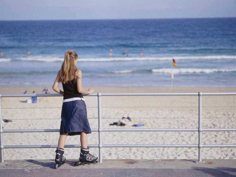 西方人,一个人,栏杆,站,横图,室外,白天,滚轴溜冰,海浪,海洋,沙滩,欧洲,欧洲人,仅一个年轻女性,仅一个女性,仅一个人,阴影,服装,光线,沙子,影子,海岸,浪花,水平线,围栏,辽阔,海平线,沙地,休闲装,护栏,背面,衣服,蓝色,蓝天,天空,阳光,海水,天,扶,站着,休闲,广阔,休闲服,服饰,晴朗,一望无际,扶着,海景,万里无云,无边无际,一马平川,滑旱冰,轮滑运动,轮滑,年轻女性,女人,女性,白种人,大海,风浪,海,海水的波动,海滩,近岸浪,涌浪,晴空,晴空万里,站立,彩图,全身,水天相接,水天一线